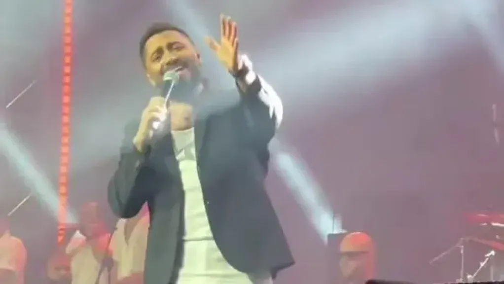 تامر حسني يشعل حماس جمهور البحرين في حفل مسرح الدانة