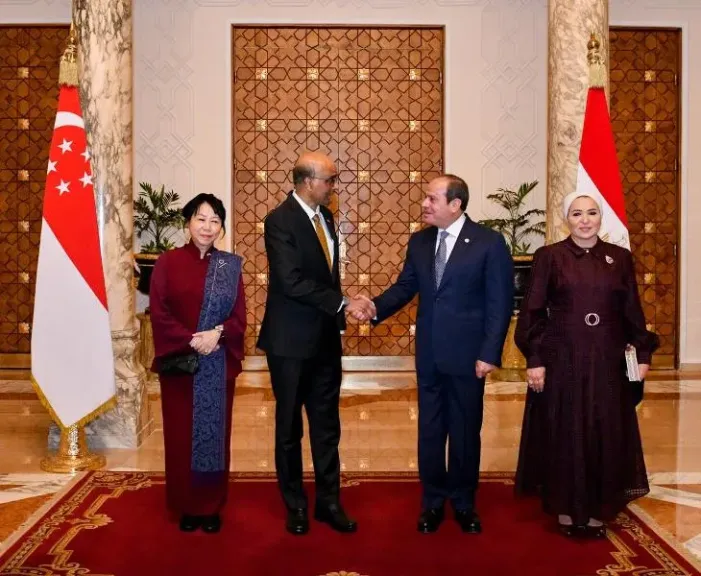 المتحدث الرئاسي ينشر صور استقبال الرئيس السيسي وقرينته الرئيس السنغافوري وحرمه بقصر الاتحادية