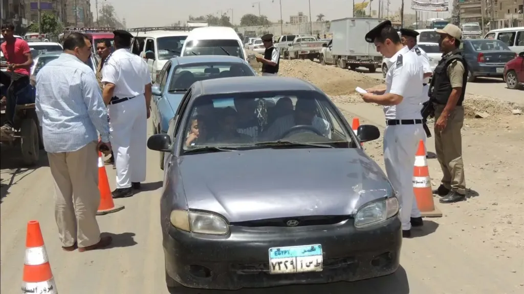 فيديو متداول يقود لضبط طالب بدون رخصة تعدى لفظيًا على مواطن بالقاهرة