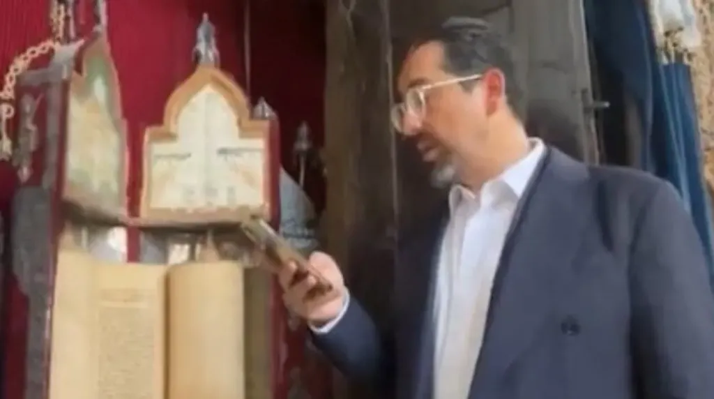من قلب كنيس إلفرنج.. الحاخام هنري حمرا يدعو للرئيس أحمد الشرع والاستقرار في سوريا والعالم