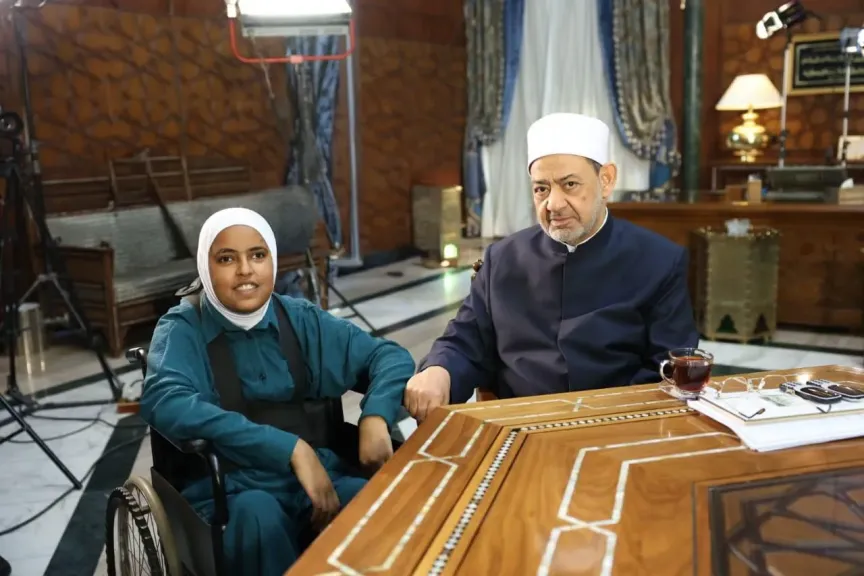 شيخ الأزهر يستقبل «محاربة السرطان والإعاقة» الأولى على الإعدادية مكفوفين بسوهاج ويكرمها