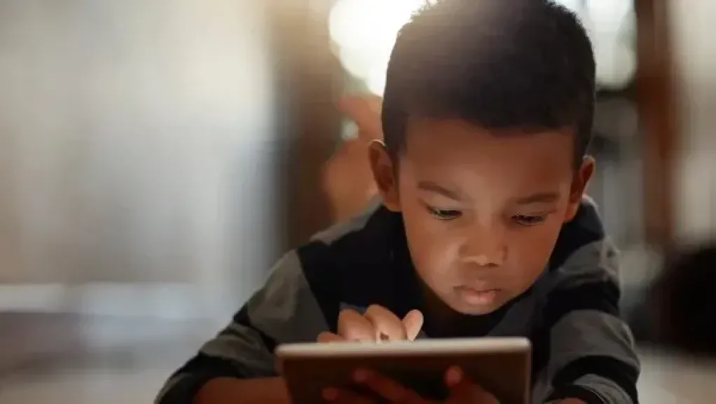 الإنترنت وغياب المتابعة.. أسباب تغير سلوك الأطفال وتعرضه للعنف