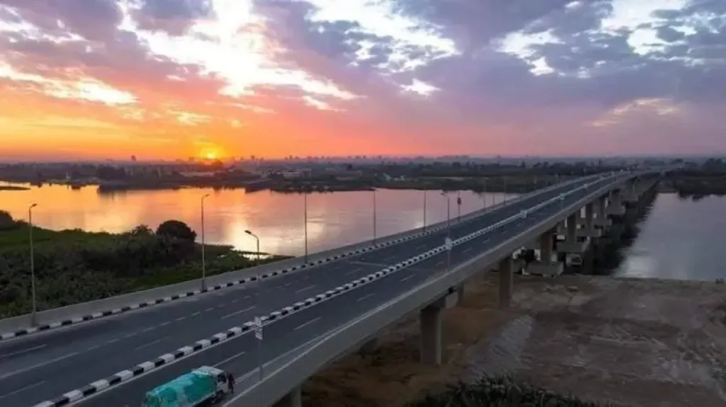 محور سمالوط.. شريانٌ تنموي يعبر النيل ويربط الشرق بالغرب في قلب المنيا| صور