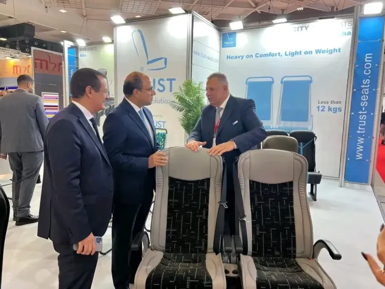سفير مصر لدى بلجيكا يتفقد أجنحة الشركات المصرية في معرض Busworld 2025