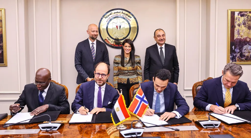 وزيرا قطاع الأعمال والتخطيط وسفير النرويج يشهدون توقيع خطابات نوايا لتمويل مشروع دندرة