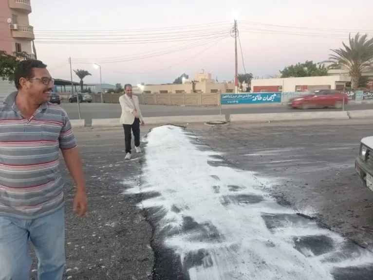 تنفيذ أعمال التطوير والرصف وإقامة المطبات الصناعية للحد من السرعة بحي غرب كفر الشيخ
