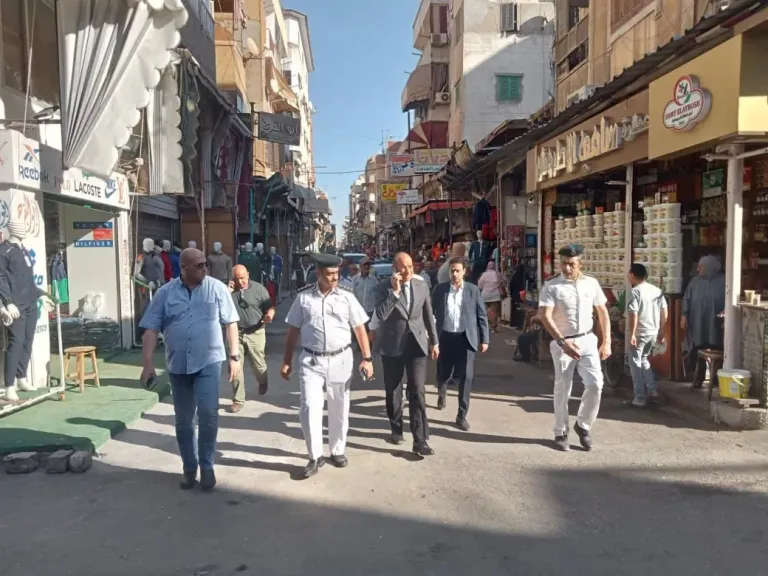 مدير أمن بورسعيد يقود حملة مكبرة لإزالة الإشغالات في شارع التجاري
