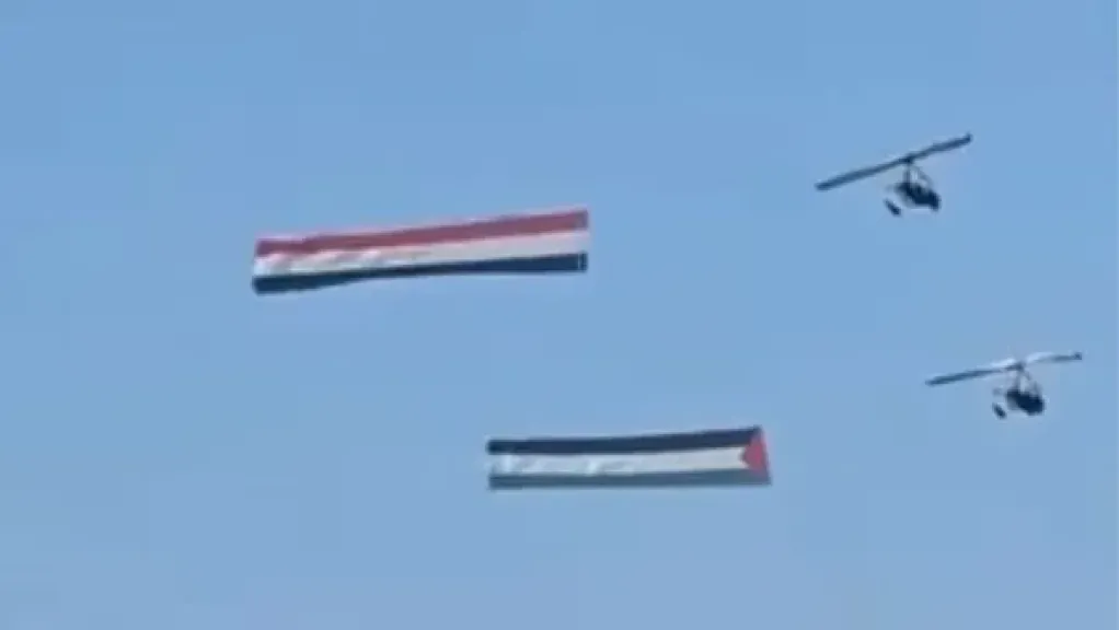 احتفالا بانتهاء الحرب.. علم فلسطين يرفرف بجانب علم مصر في سماء شرم الشيخ