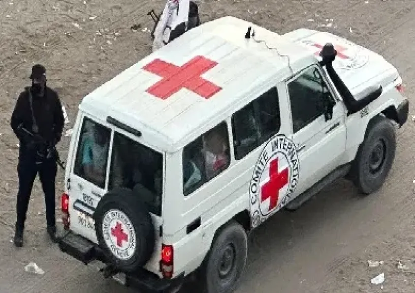 حماس تسلم أولى دفعات المحتجزين الإسرائيليين إلى الصليب الأحمر في مدينة غزة