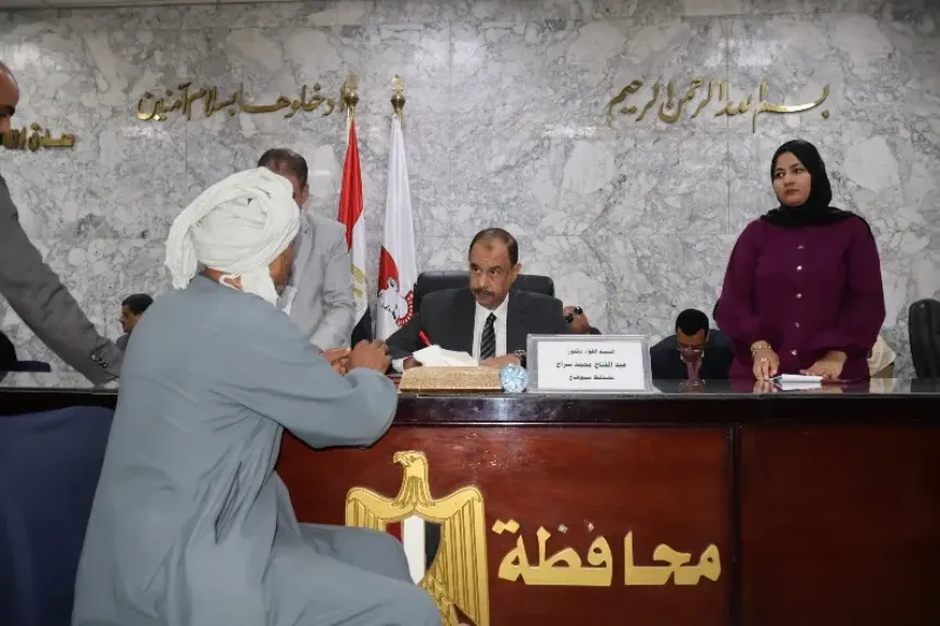 محافظ سوهاج يبحث شكاوى وطلبات المواطنين خلال اللقاء الجماهيري