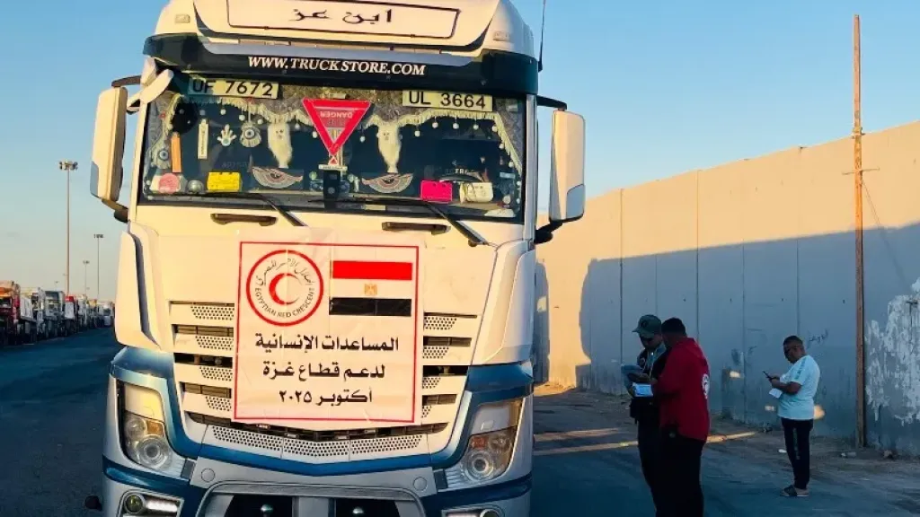 الهلال الأحمر المصري: إطلاق 400 شاحنة مساعدات إنسانية وبترولية إلى قطاع غزة