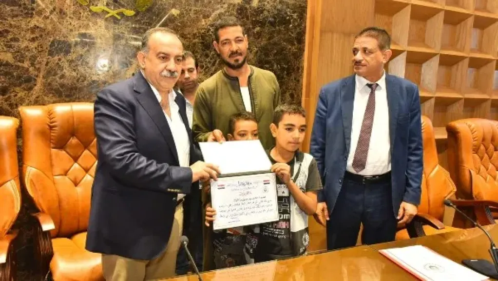 محافظ أسيوط يُكرّم مواطنًا أنقذ أطفال «تروسيكل منقباد» من الغرق تقديرًا لموقفه البطولي