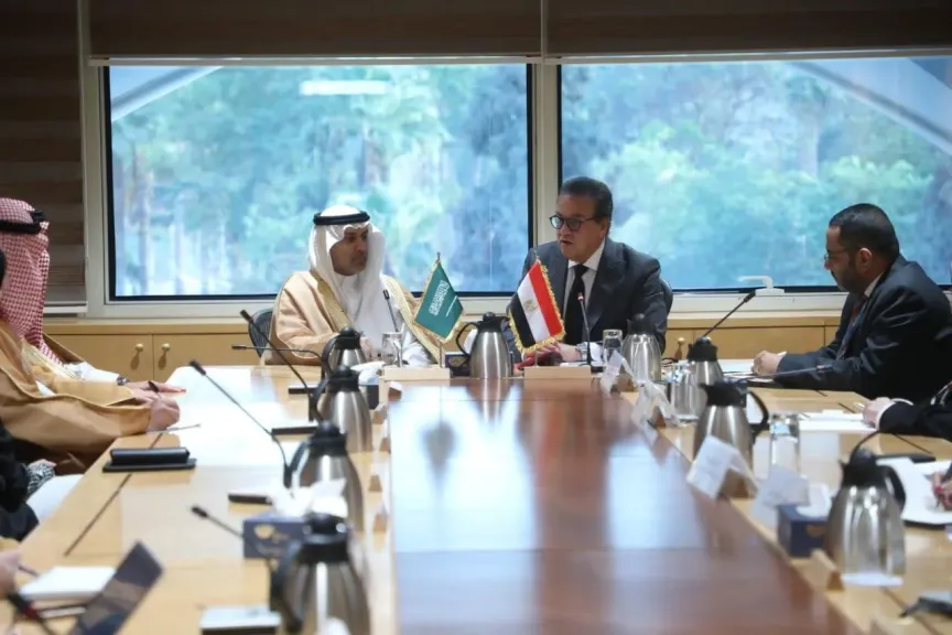 وزير الصحة يبحث مع نظيره السعودي تعزيز التعاون الصحي المشترك وتوطين الصناعات الدوائية