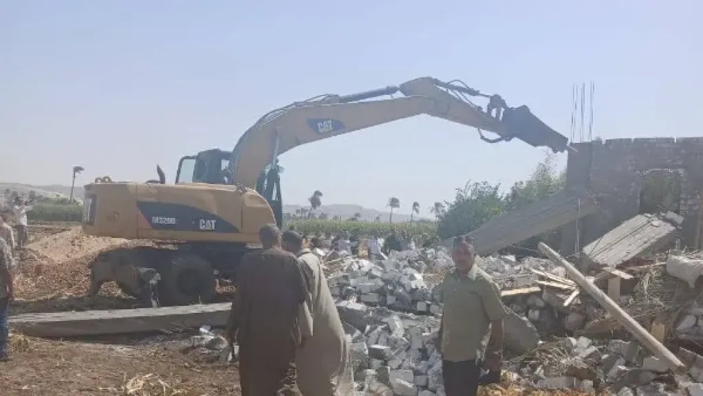 محافظ أسيوط: استرداد 2883 مترًا مربعًا وإزالة 67 حالة تعدي