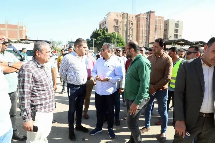 محافظ الشرقية يتفقد مواقف سيارات الأجرة في منيا القمح والزقازيق.. صور