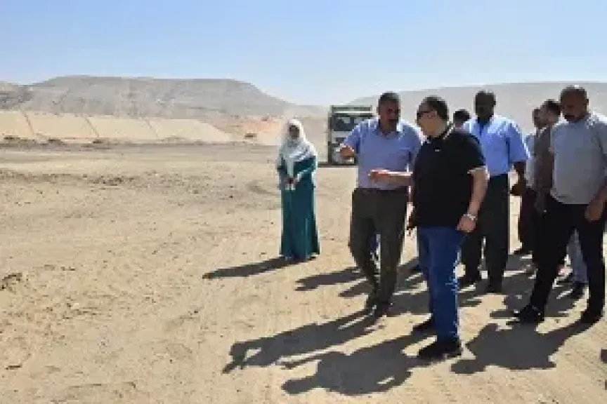 محافظ أسيوط يتابع أعمال المحور التنموي الجديد بين البداري وطريق البحر الأحمر ويوجه بزراعة جانبي الطريق