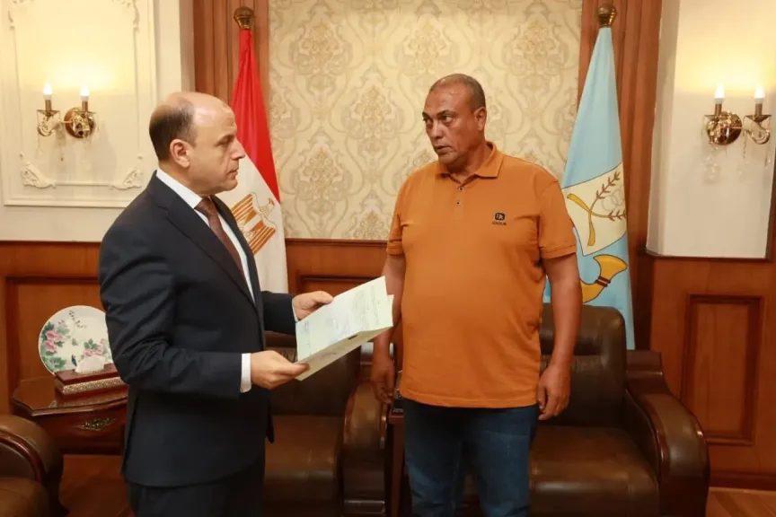 محافظ كفرالشيخ يُسلّم 6 عقود تقنين أراضي أملاك دولة للمستفيدين