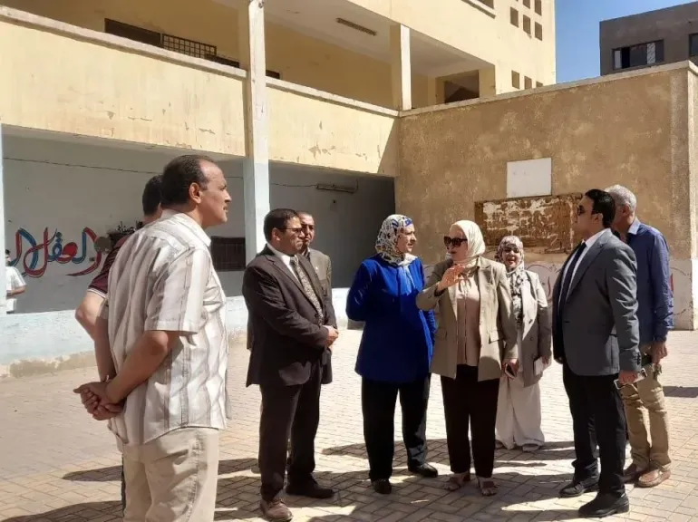 مديرة التعليم بالقاهرة تتابع المساحات الفراغية بمدرسة شبرا الحديثة