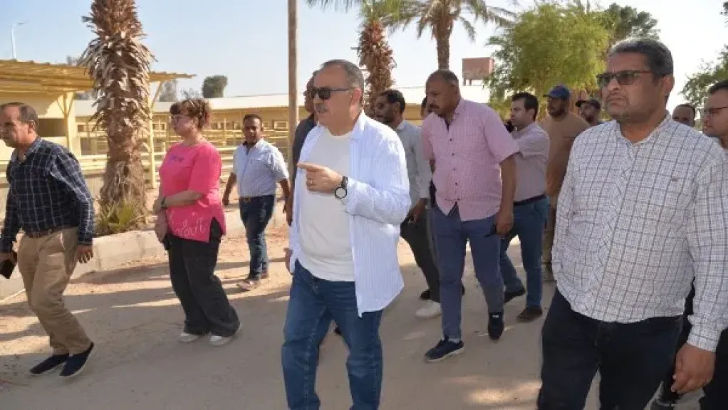 محافظ أسيوط يتابع تطوير مشروعات الإنتاج الحيواني بعرب مطير والعوامر