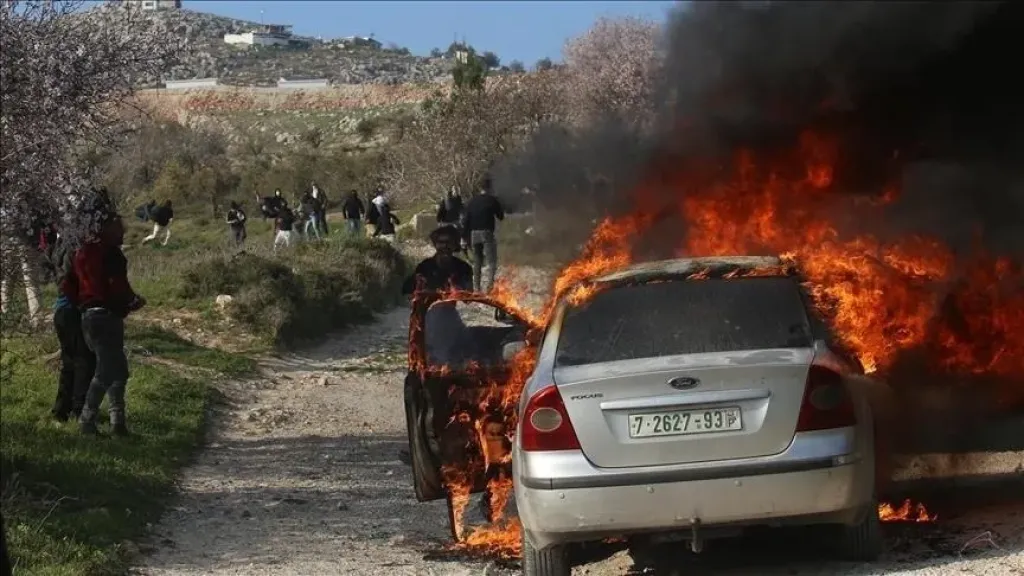 مستوطنون يشعلون النيران في مركبات لفلسطينيين شرق رام الله