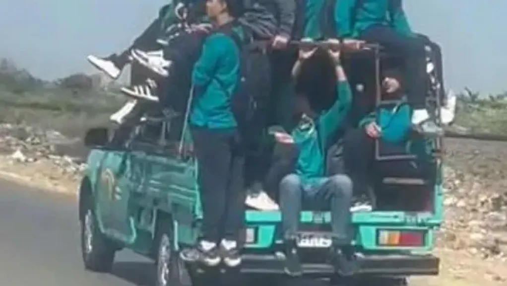 الطلاب فى الصندوق.. القبض على سائق سيارة نقل بالجيزة الطلاب فى الصندوق.. القبض على سائق سيارة نقل بالجيزة