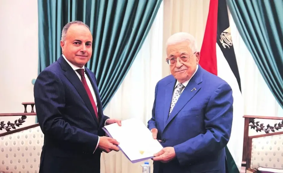 سفير مصر برام الله يسلم الرئيس الفلسطيني دعوة من الرئيس السيسي للمشاركة... سفير مصر برام الله يسلم الرئيس الفلسطيني دعوة من الرئيس السيسي للمشاركة في حفل افتتاح المتحف المصري الكبير