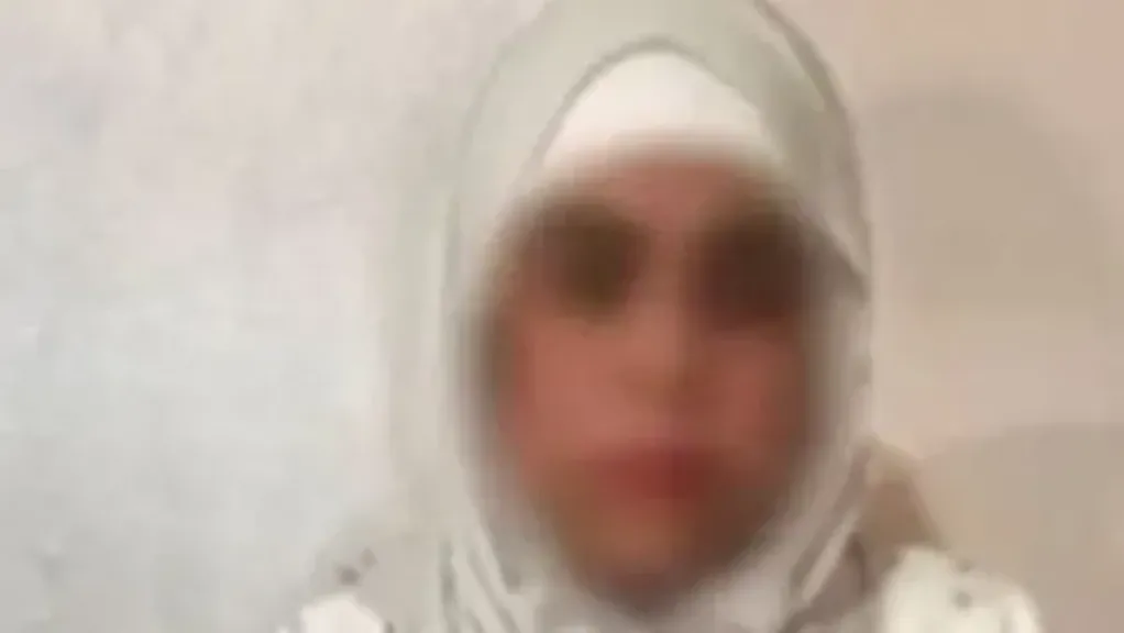 وصول البلوجر أم مكة لحضور جلسة محاكمتها بتهمة بث محتوى خادش للحياء