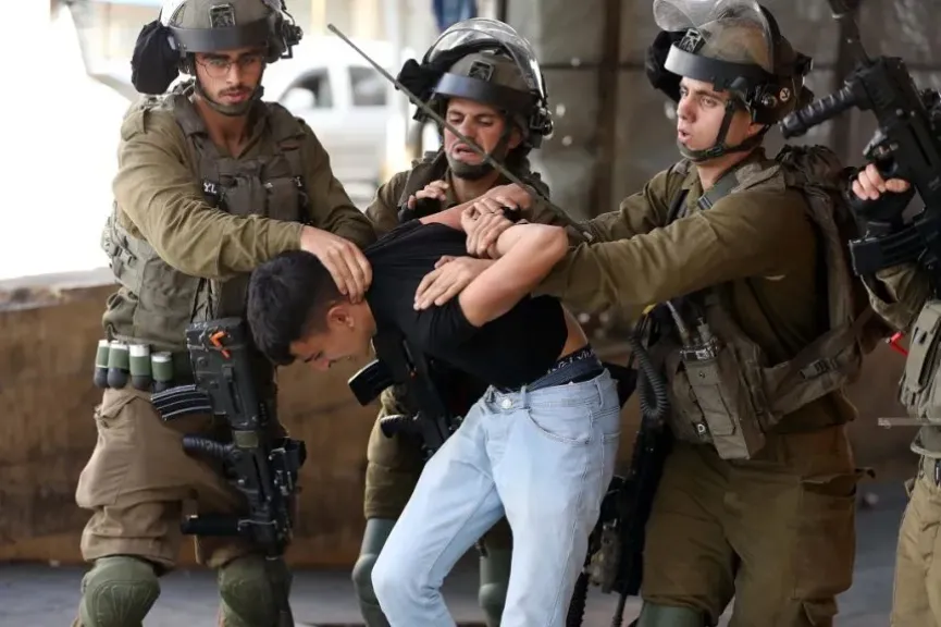 الاحتلال الإسرائيلي يعتقل فلسطينيين في الضفة الغربية الاحتلال الإسرائيلي يعتقل فلسطينيين في الضفة الغربية