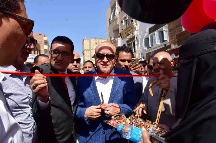 محافظ الأقصر يفتتح سوق اليوم الواحد في إسنا لتوفير السلع بأسعار مخفضة محافظ الأقصر يفتتح سوق اليوم الواحد في إسنا لتوفير السلع بأسعار مخفضة