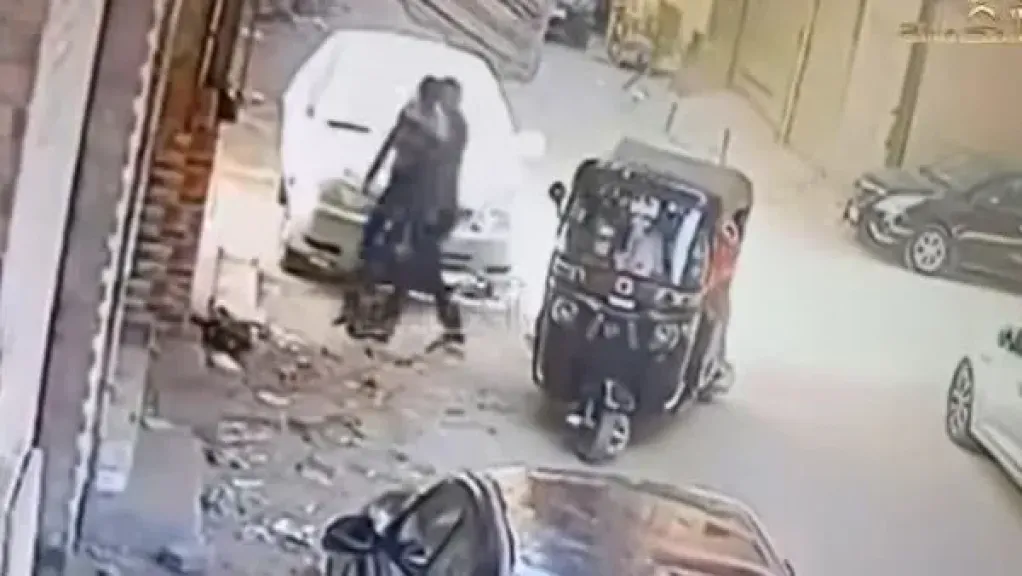 ساعداه في نقل الطفلين.. التحقيق مع صديق المتهم وسائق التوك توك في... ساعداه في نقل الطفلين.. التحقيق مع صديق المتهم وسائق التوك توك في جريمة الهرم