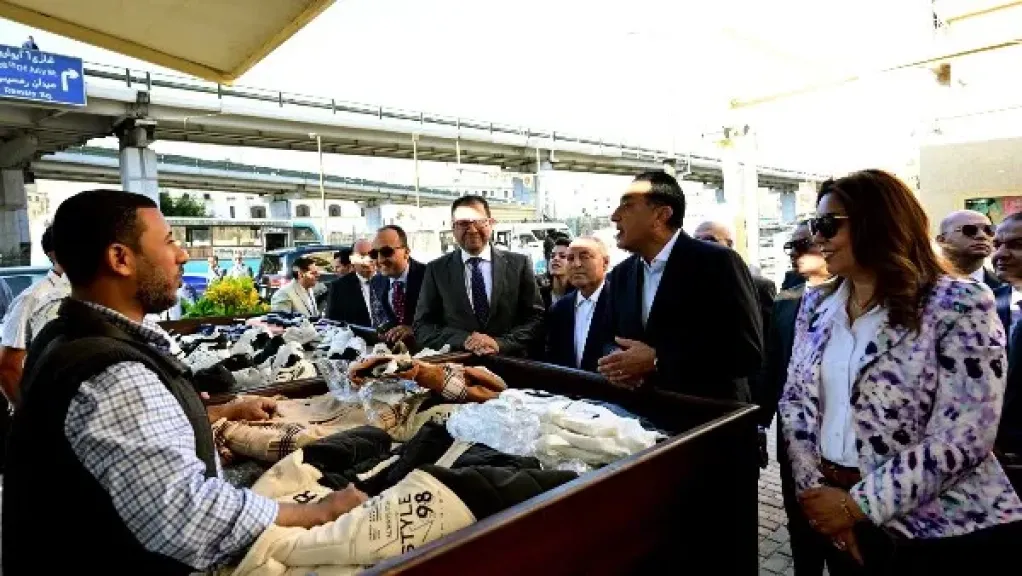 الباعة الجائلون في حديثهم مع مدبولي عن سوق العتبة: مكناش نحلم بحاجة... الباعة الجائلون في حديثهم مع مدبولي عن سوق العتبة: مكناش نحلم بحاجة زي كده