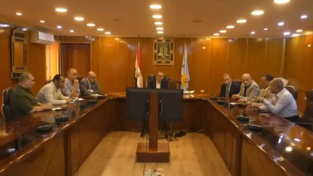 محافظ أسيوط يلتقي أهالي قرية صليبة العدر ويوجه بسرعة تلبية مطالبهم وتقديم... محافظ أسيوط يلتقي أهالي قرية صليبة العدر ويوجه بسرعة تلبية مطالبهم وتقديم الدعم الكامل