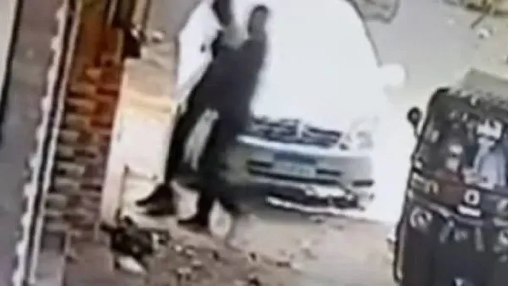 4 مسارح للجريمة وحراسة مشددة .. تفاصيل معاينة النيابة في قـتل سيدة... 4 مسارح للجريمة وحراسة مشددة .. تفاصيل معاينة النيابة في قـتل سيدة الهرم وأطفالها