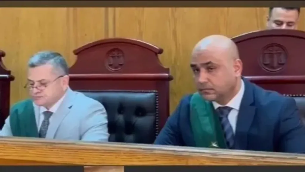 السجن 10 سنوات لربة منزل ومحاسب لاتهامهما بالاستيلاء على أموال بنك أبو... السجن 10 سنوات لربة منزل ومحاسب لاتهامهما بالاستيلاء على أموال بنك أبو ظبي