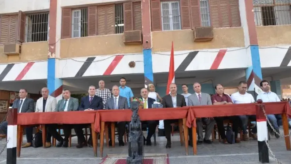 محافظ أسيوط يشارك طلاب ”ناصر الثانوية العسكرية” فعاليات الإذاعة الموحدة بعدة لغات