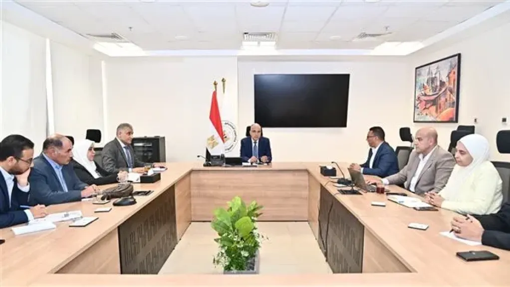 وزير الري يتابع موقف تنفيذ منشآت الحماية من أخطار السيول بمحافظة البحر الأحمر