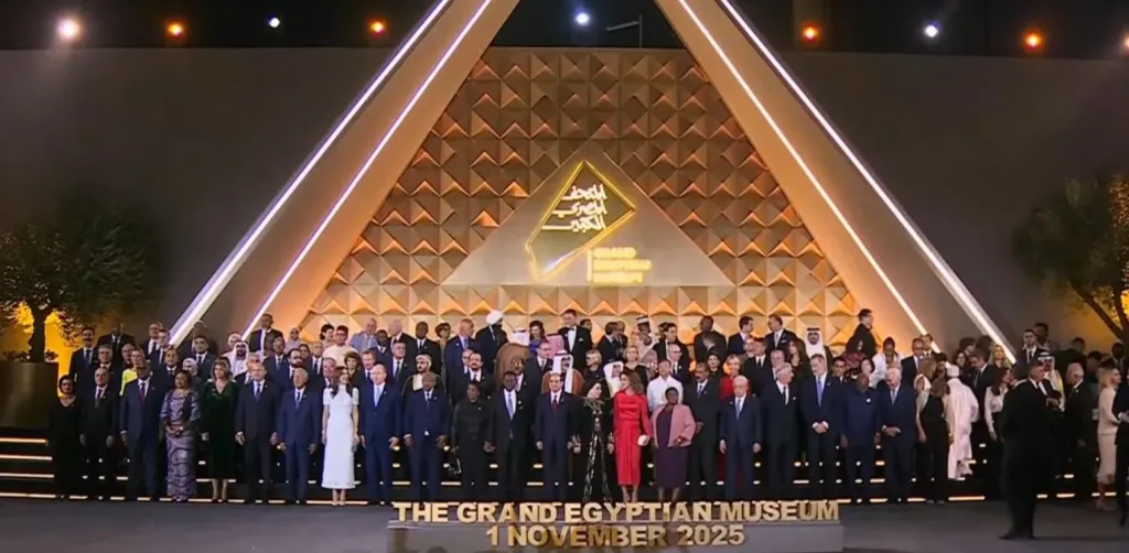 الرئيس السيسي والسيدة قرينته يتوسطان صورة تذكارية مع الوفود المشاركة في احتفالية المتحف الكبير