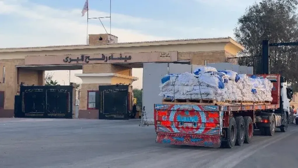 الهلال الأحمر يدفع بأكثر من 8 آلاف طن مساعدات غذائية وإغاثية إلى غزة