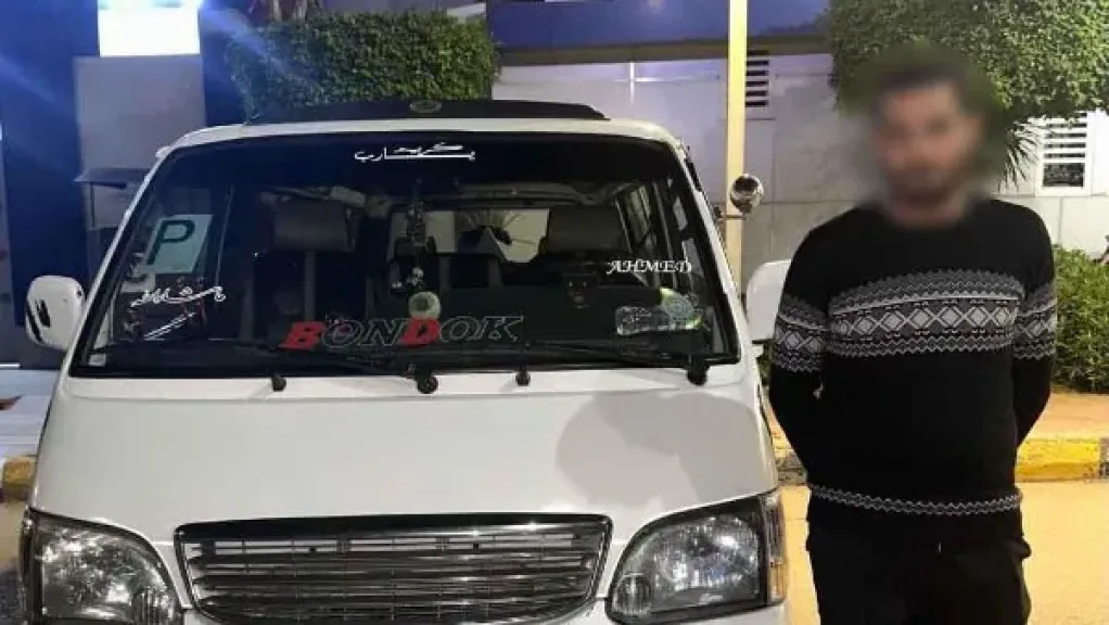 القبض على سائق ميكروباص أشار لمواطن بحركات خارجة بسبب الأجرة القبض على سائق ميكروباص أشار لمواطن بحركات خارجة بسبب الأجرة