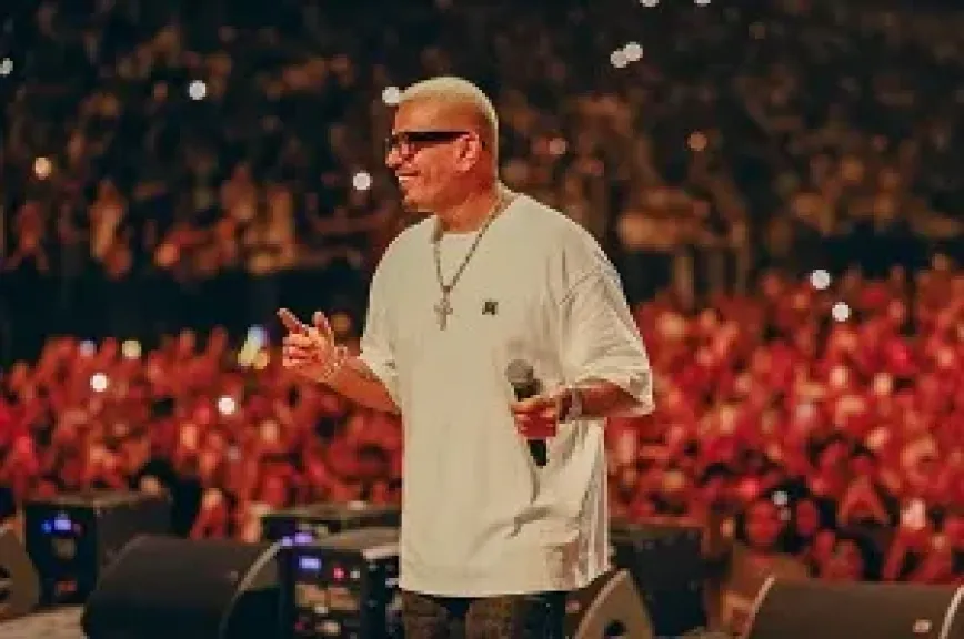 عمرو دياب يهنئ مصر على افتتاح المتحف المصري الكبير في حفله بدبي