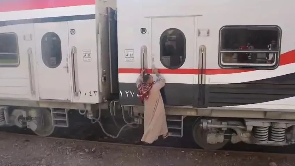 النقل تناشد المواطنين المشاركة في التوعية من السلوكيات السلبية بمرفق السكك الحديدية.. صور