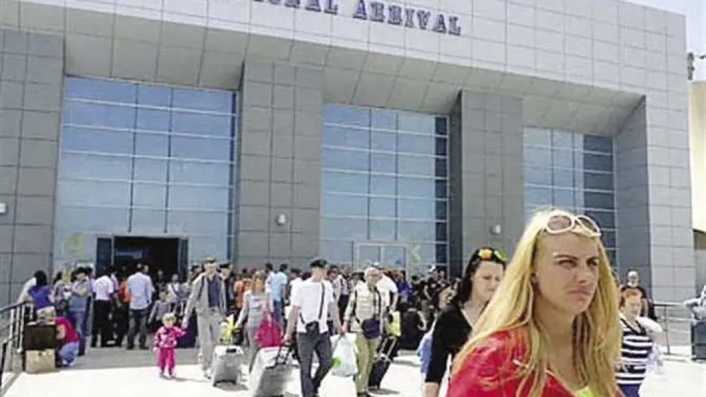 مطار مرسى علم يستقبل دفعة جديدة من السائحين مع انتعاش ملحوظ في الحركة الجوية