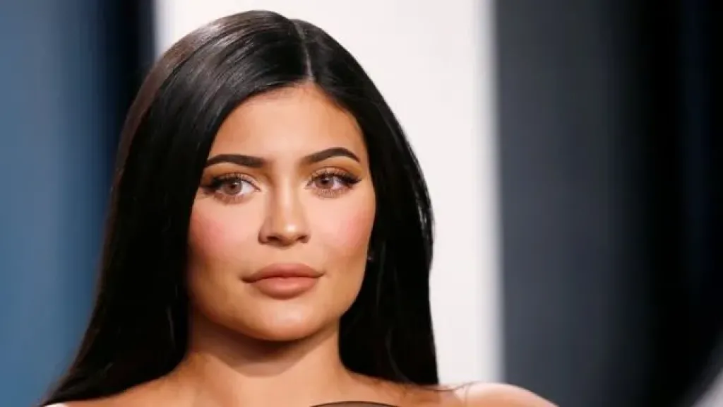 وسط تعتيم كبير.. كايلي جينر تواصل تصوير أولى بطولاتها السينمائية «The Moment» في لندن