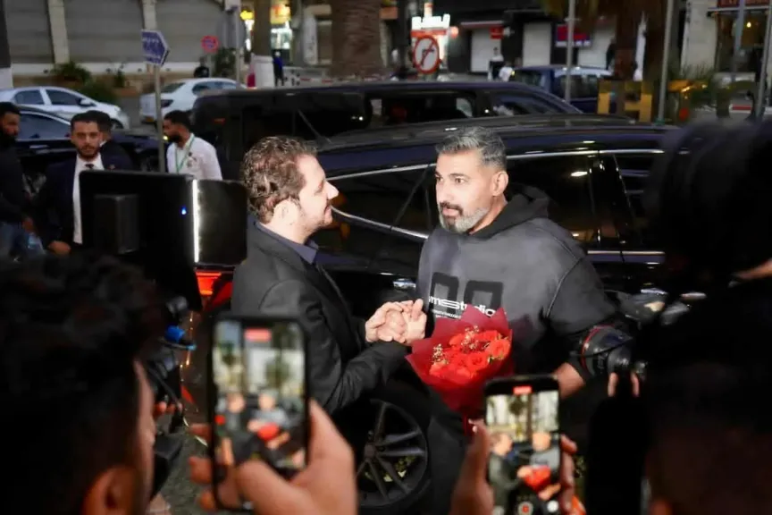 ياسر جلال يصل إلى الجزائر للمشاركة في مهرجان وهران الدولي للفيلم العربي