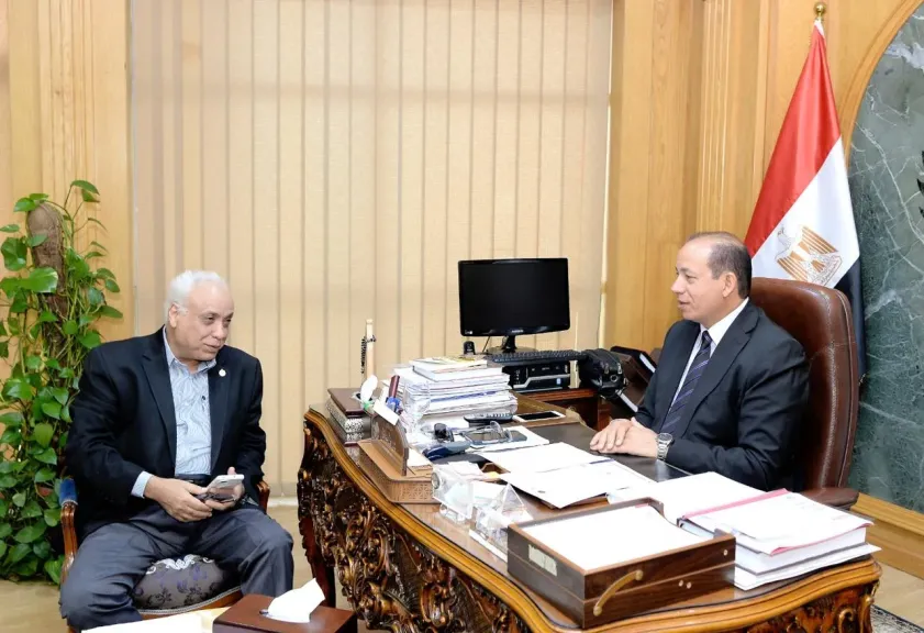 رئيس جامعة المنصورة يلتقي المشرف على برنامج زراعة الكبد لعرض التقرير التشغيلي للمركز