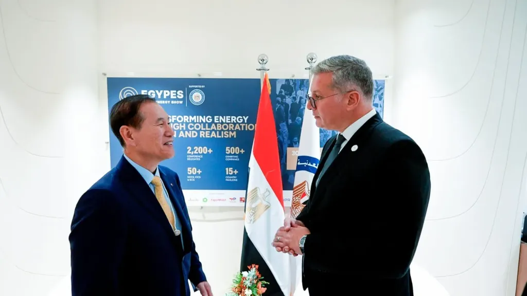 وزير البترول يلتقي رؤساء شركات عالمية على هامش مؤتمر أديبك بالإمارات