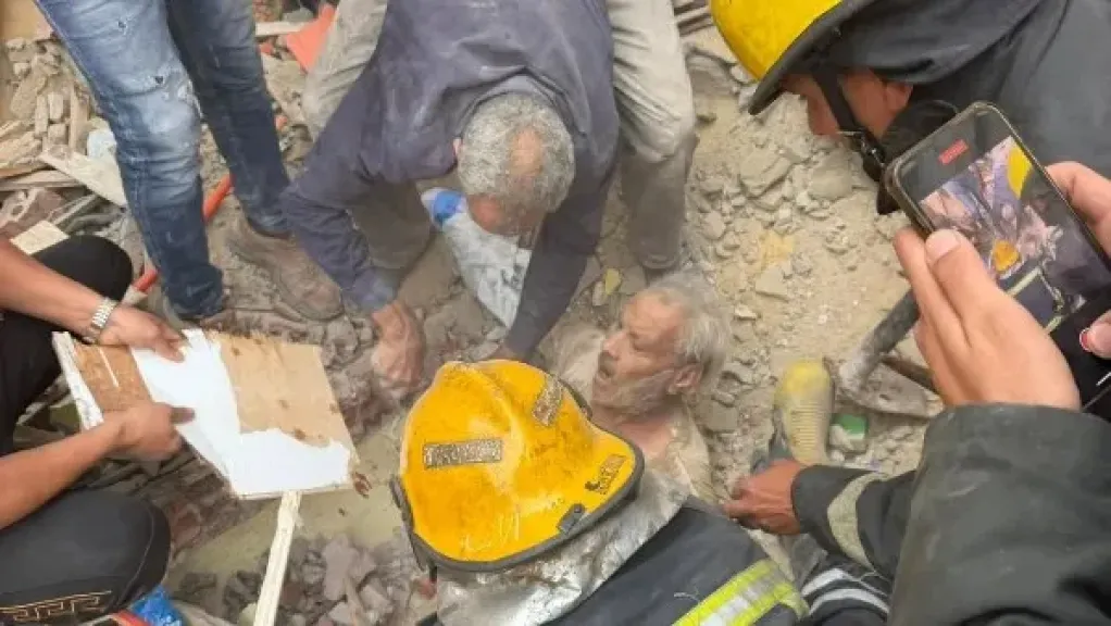 على قيد الحياة.. انتشال مسن من أسفل انقاض عقار الخليفة.. صور