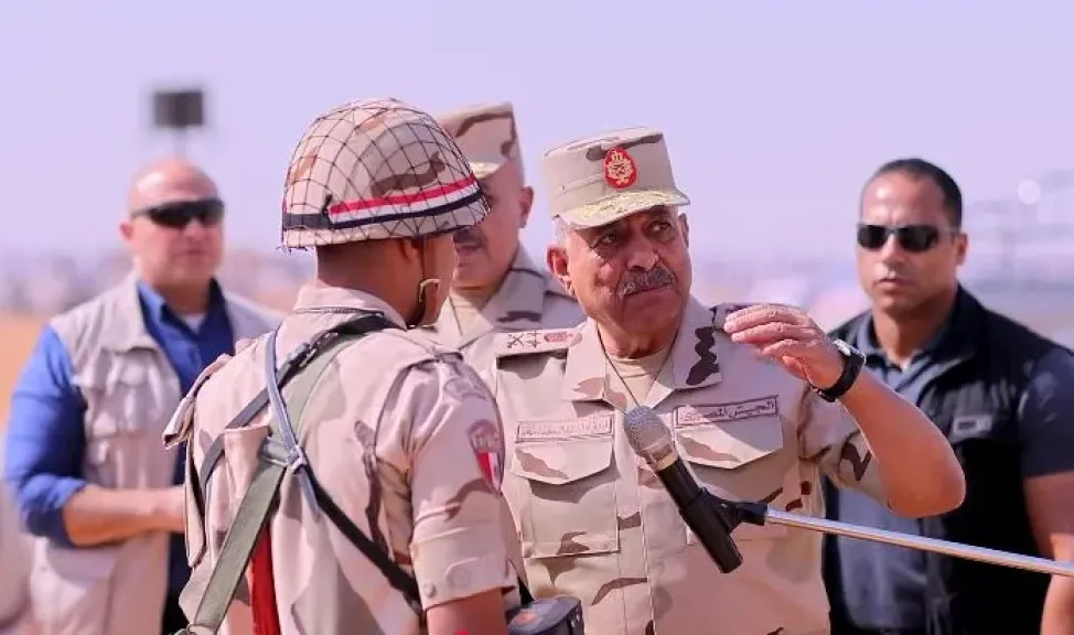 وزير الدفاع يشهد إجراءات تفتيش الحرب لأحد تشكيلات المنطقة المركزية العسكرية بعد تطويرها
