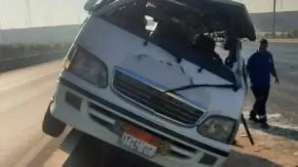 بعد انقلاب ميكروباص بالطريق الصحراوي الشرقي.. رفع آثار الحادث وإعادة تسيير الحركة المرورية