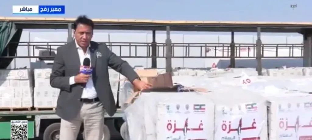 إكسترا نيوز ترصد محتويات شاحنة مساعدات قبل دخولها غزة